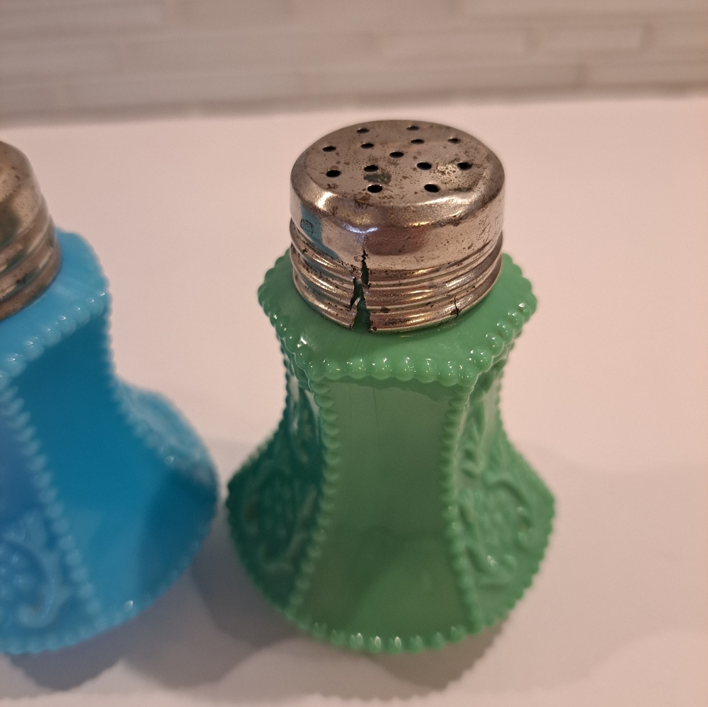 Vtg McKee Glass Pr FLOWER PANEL Beaded Blue & Green Salt & Pepper Shakers - Picture 14 of 14